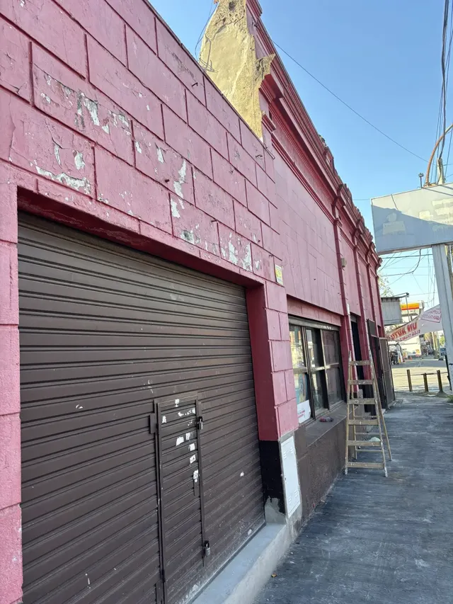 Antes: Frente de local comercial deteriorado antes de la remodelación