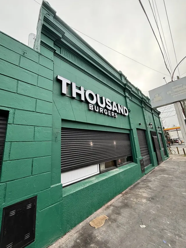 Frente de local comercial remodelado y terminado en verde