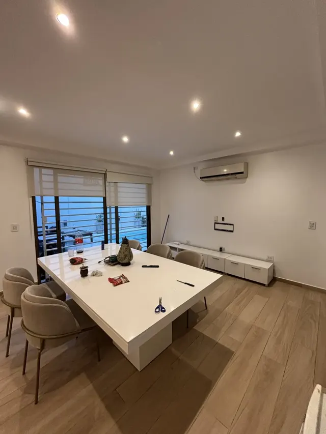 Comedor de departamento terminado después de la remodelación