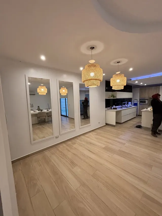 Living de departamento remodelado con cielorraso con garganta y luces