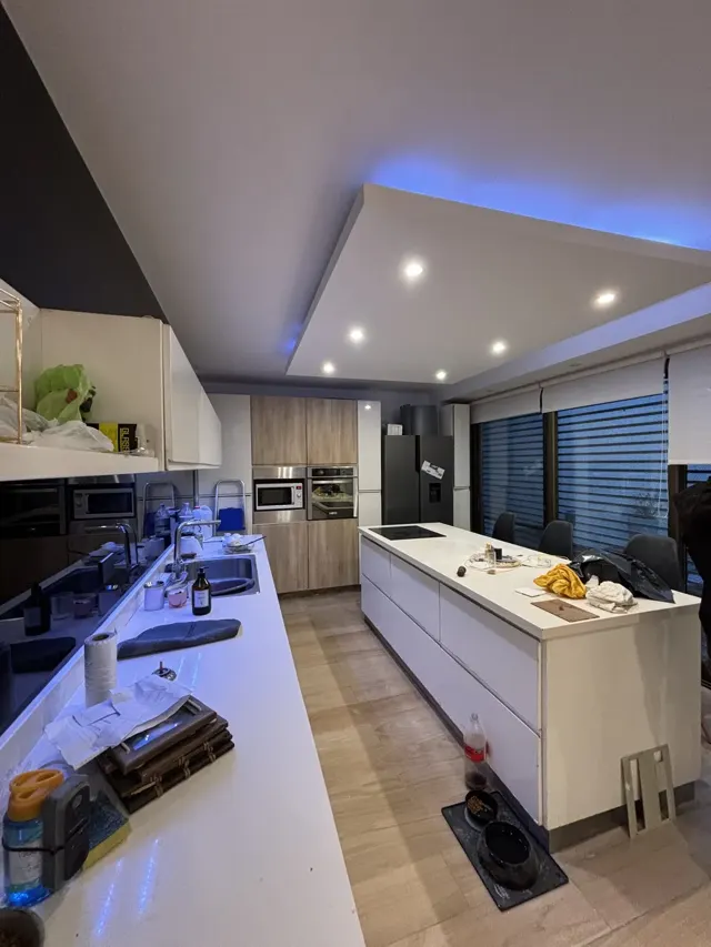 Cocina moderna remodelada con cielorraso con iluminación LED