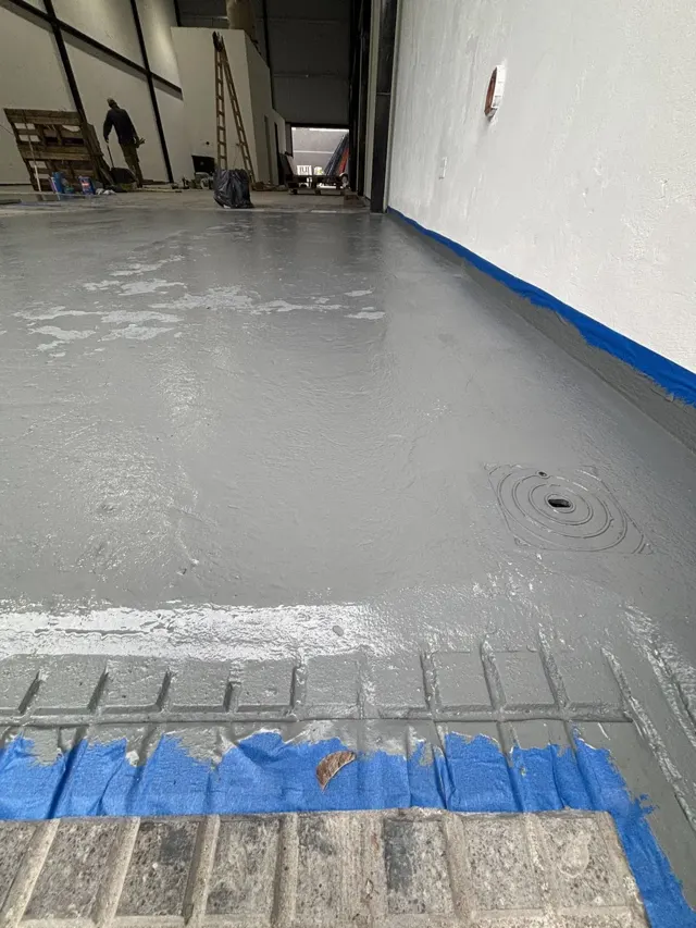 Piso epoxi en aplicación en un local comercial