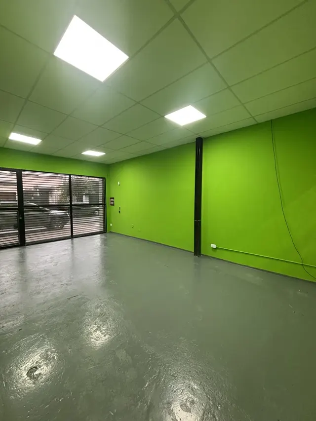 Local remodelado con cielorraso de placas e iluminación
